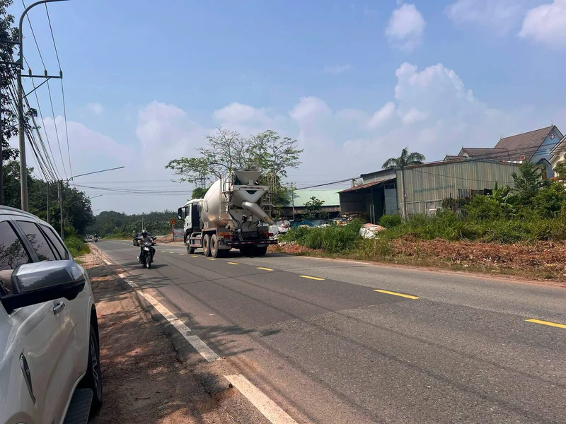 Bán đất mặt tiền ĐT 742 15x100m có 200m2 nhà kho gần KCN VISIP 2, Vĩnh Tân, Tân Uyên