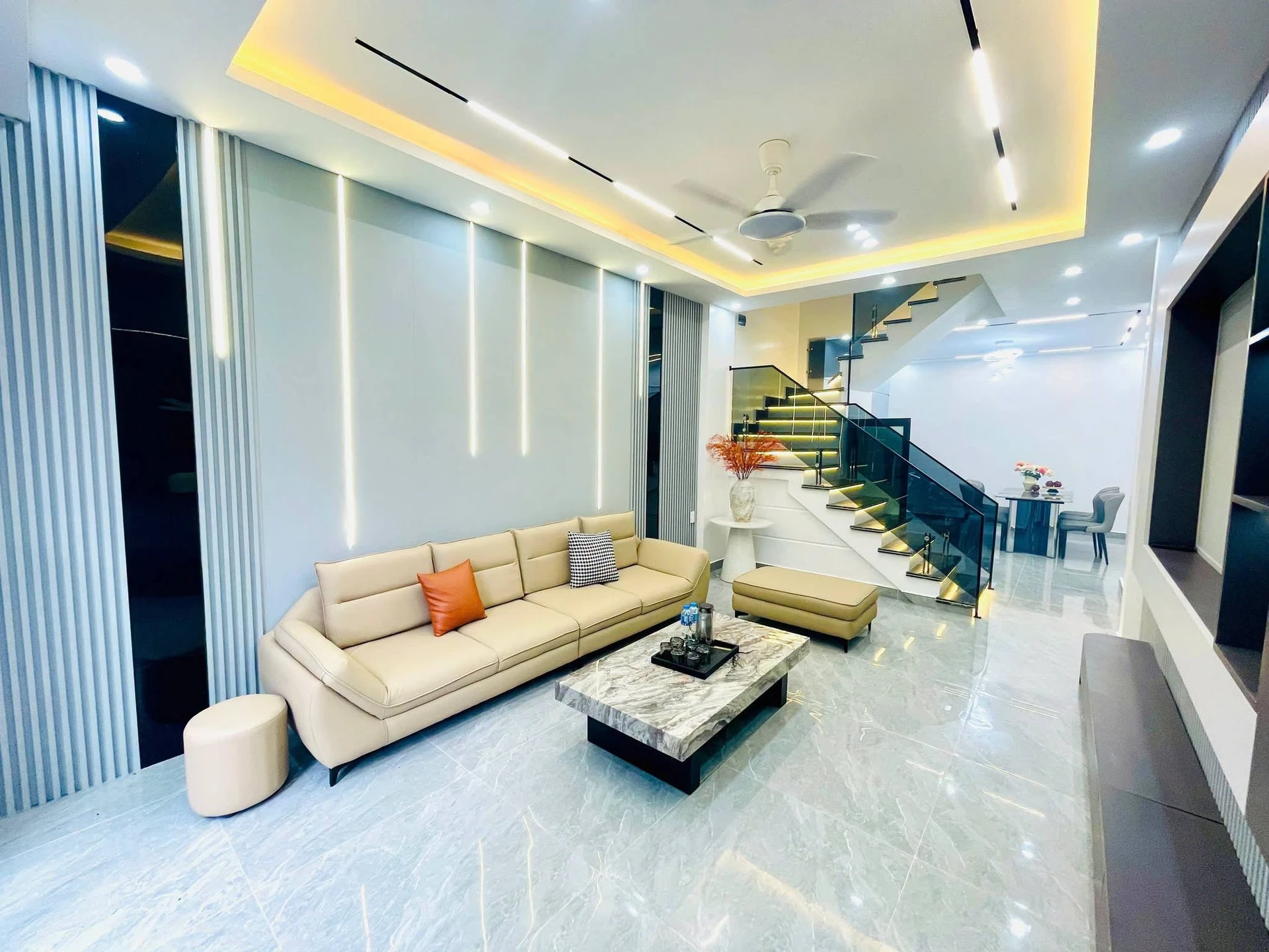 Bán nhà 4 tầng mặt ngõ Hồ Sen, 50m2, 4PN giá 6.33 tỷ - Ảnh 1