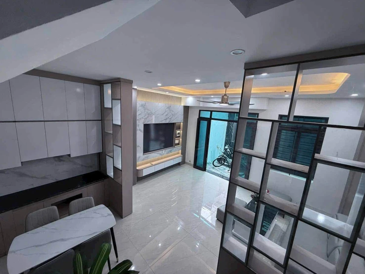 Nhà mặt tiền 3 tầng 41.8m² bán 2 tỷ 350 triệu Bình Hàn - Ảnh thu nhỏ 2