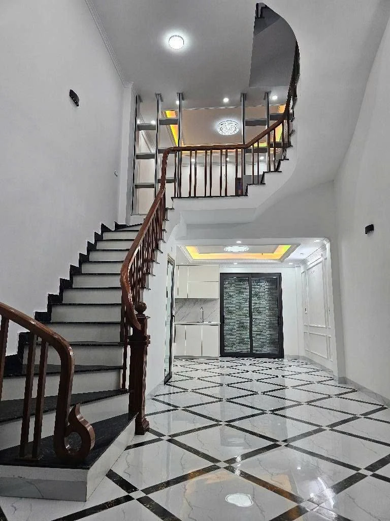 Nhà mới 5 tầng 4PN 45m2, 6 tỷ gần Ga Ngọc Hồi - Ảnh thu nhỏ 2
