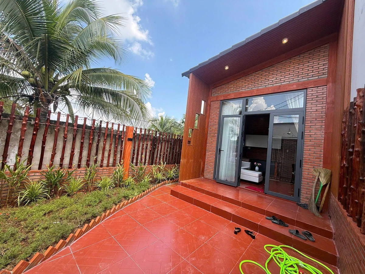 Nhà 2 mặt tiền 100m2 kiểu nghỉ dưỡng, giá 890 triệu - Ảnh 1
