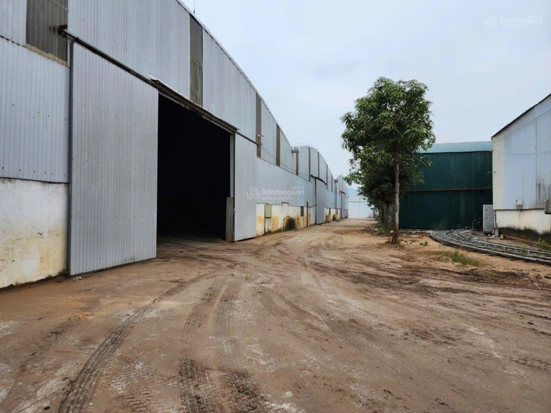 Cần tiền bán kho xưởng Hữu Lũng Lạng Sơn. 15000m2 có 13000m2 nhà xưởng. Có cả đất thổ cư, giá mềm