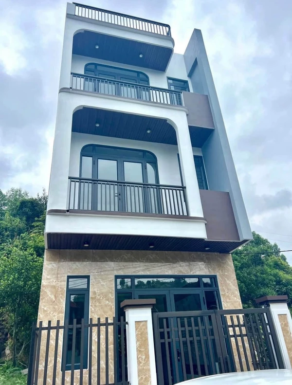 Bán nhà 3 tầng 65m2 ngõ 32 Bãi Muối, Cao Thắng, Hạ Long giá 3,6 tỷ