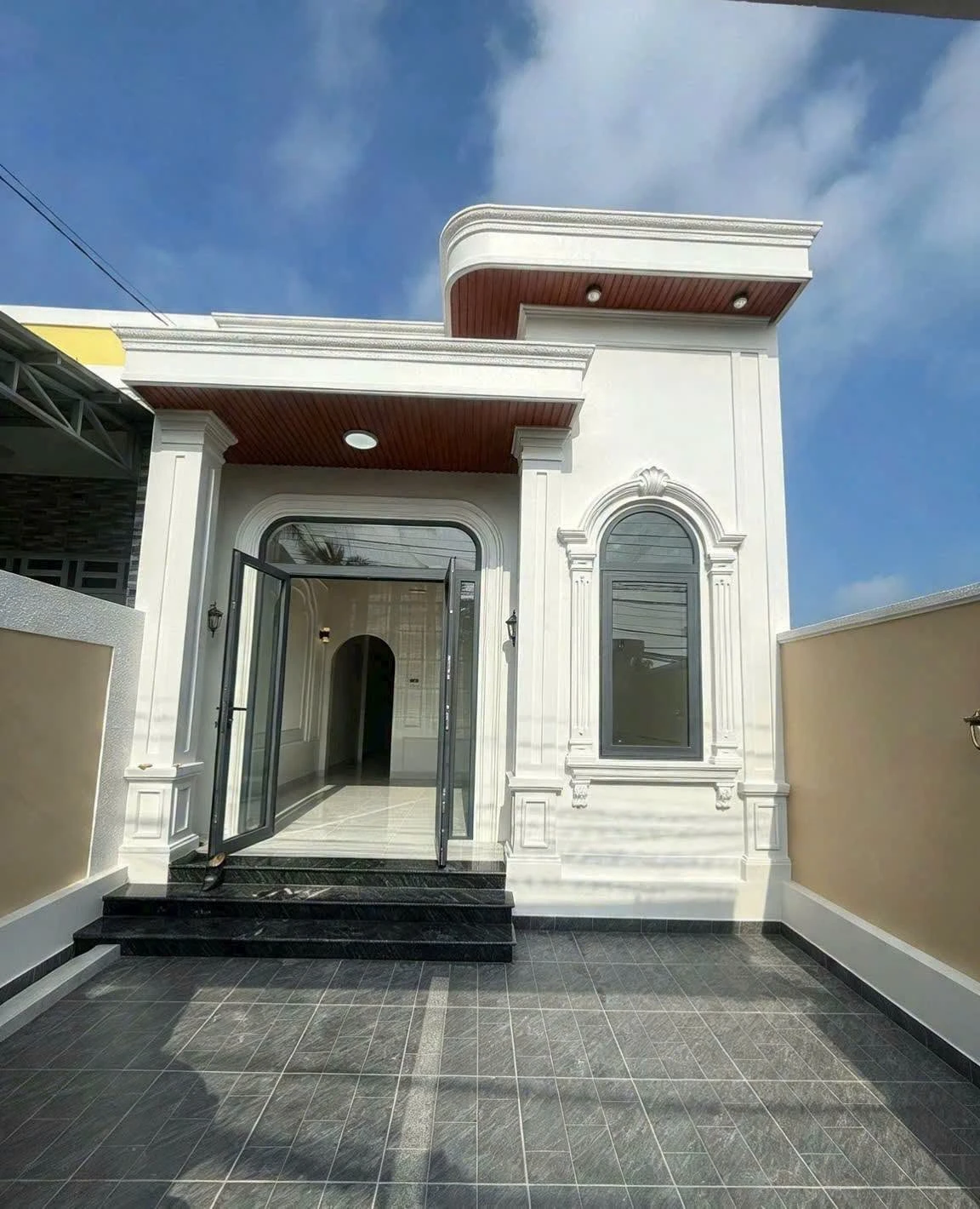 Bán nhà mới hoàn thiện 100m2, 2 phòng ngủ, tặng nội thất tại Phú Tân, gần đường Nguyễn Văn Khước - Ảnh 1