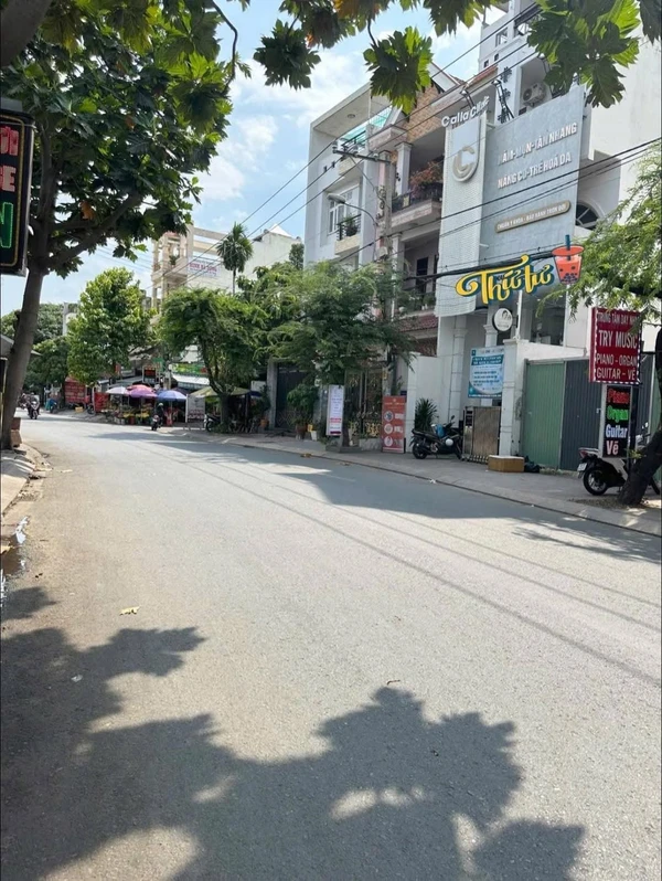 Bán nhà mặt tiền 6m, 3PN, 2WC trên Hương Lộ 7, 90m² wechat