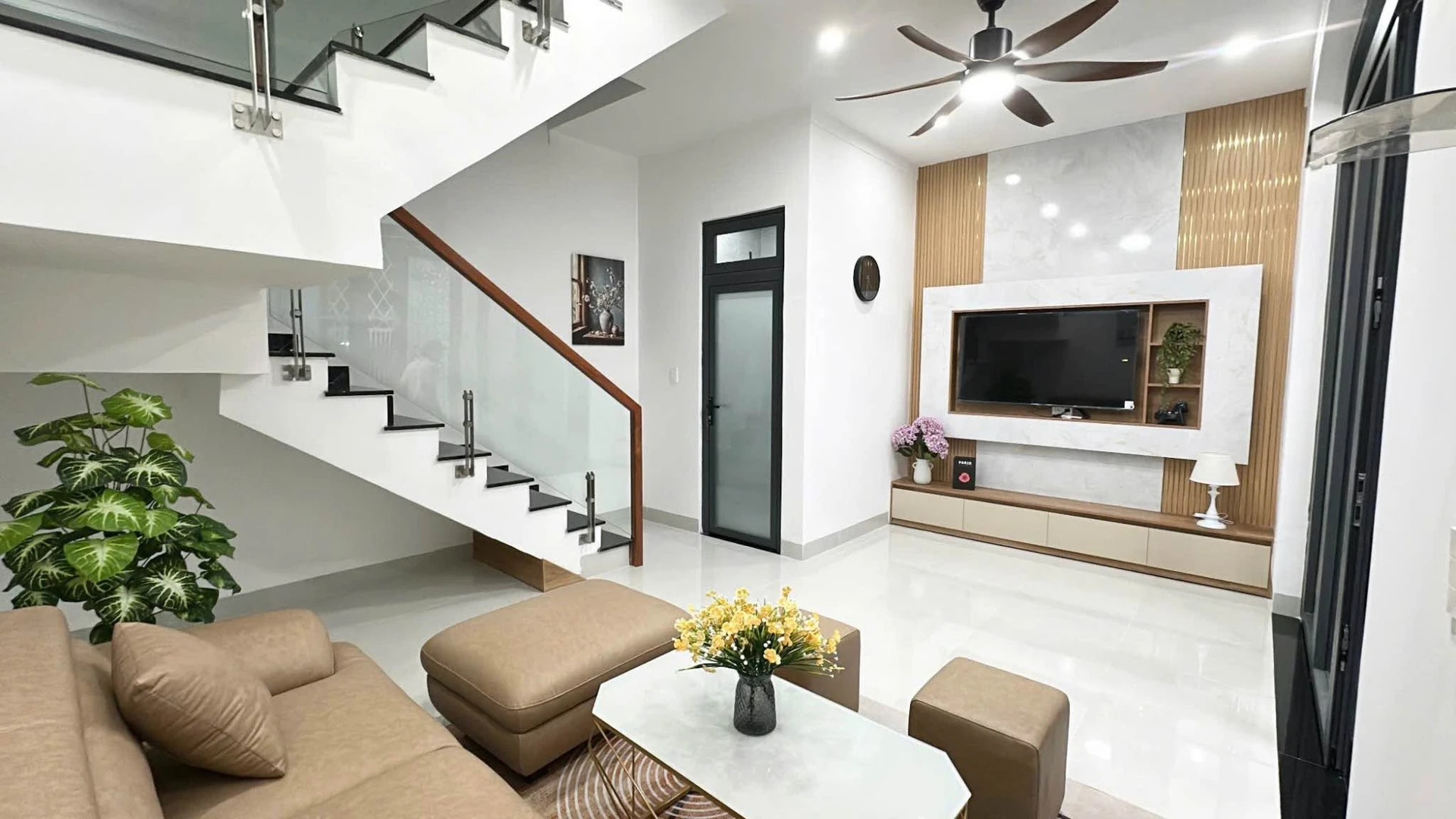 Bán nhà 3 PN, 3 WC, 2 lầu, 57m² - 3 tỷ 660 triệu, Quận 7 - Ảnh 1