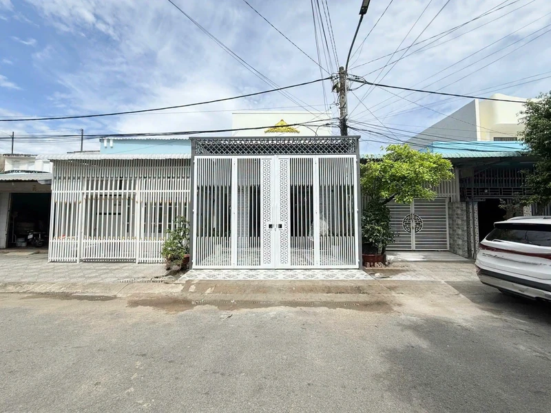Bán nhà mặt tiền Phan Văn Trường, 100m², 2PN, An Giang 2 tỷ 90