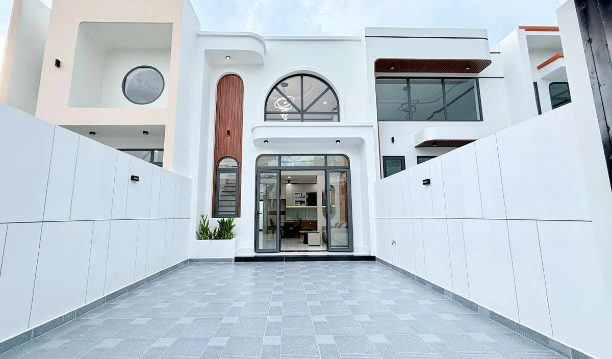 Bán nhà 1 trệt 1 lầu 3PN tại Long Khánh, 100m², 1 tỷ 980 triệu - Ảnh 1