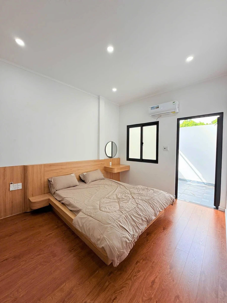 Bán nhà phố nội thất 100m² 3 phòng ngủ gần sân bay, Tân Phú - Ảnh thu nhỏ 3