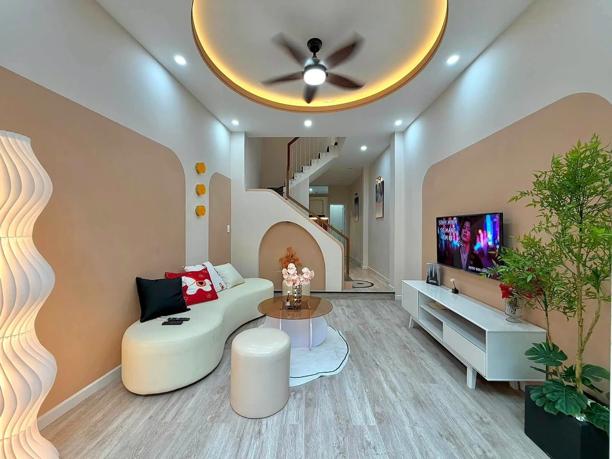 Bán nhà 2 tầng nội thất đầy đủ 44m² Quận 1 giá 3.58 tỷ - Ảnh 1