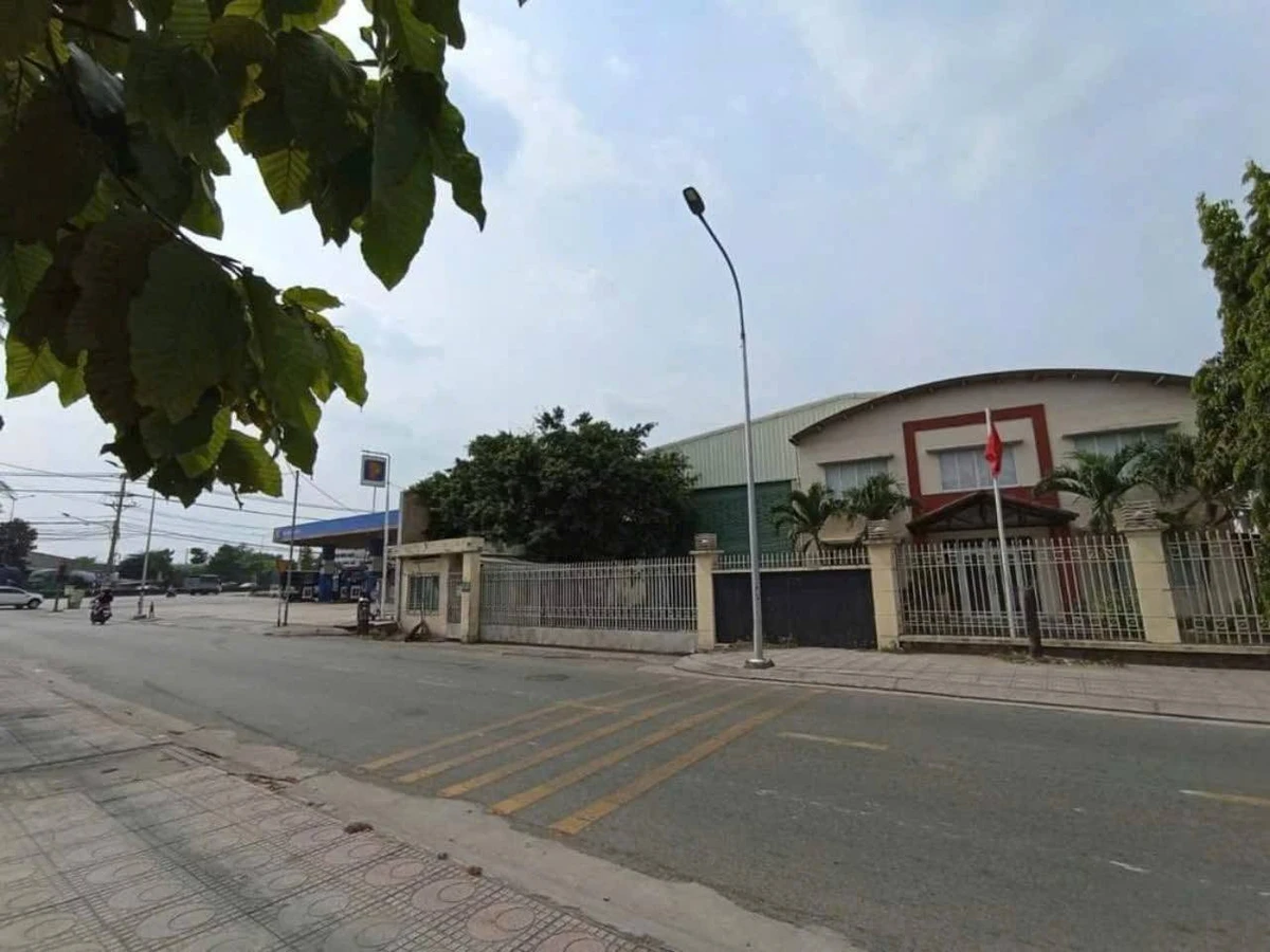 Bán kho mặt tiền 2448m2 gần vòng xoay ngã 6 An Phú, Bình Dương, giá 43 tỷ - Ảnh 1