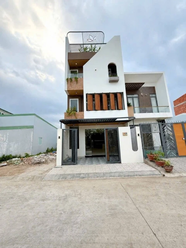 Bán nhà mặt tiền 5,8x17,06m, 3 tầng, 4PN, Chế Lan Viên