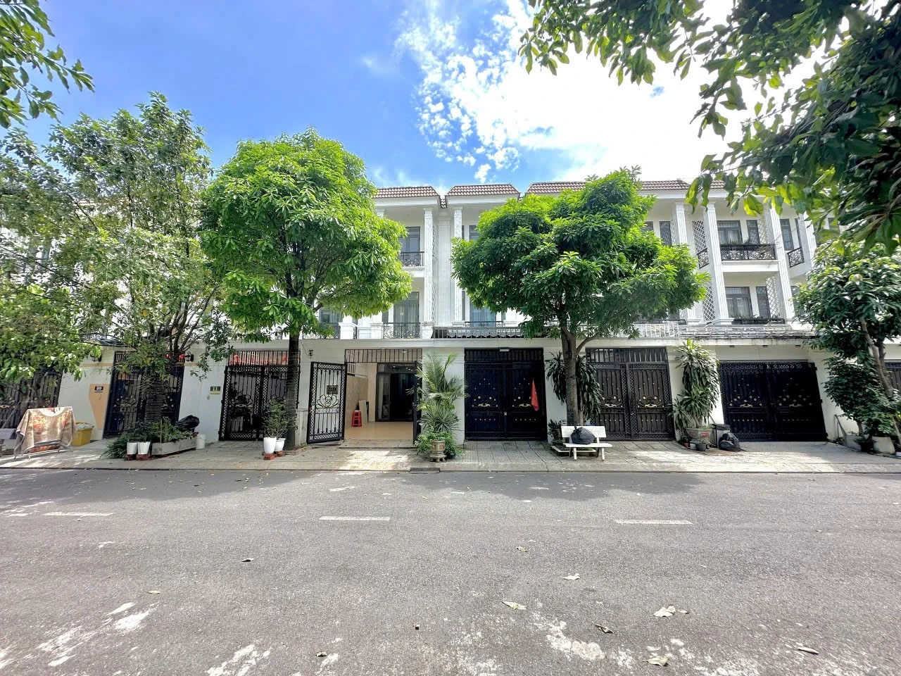 Bán nhà phố 92m2, 4 phòng ngủ TP.Dĩ An, Bình Dương 6,1 tỷ - Ảnh 1