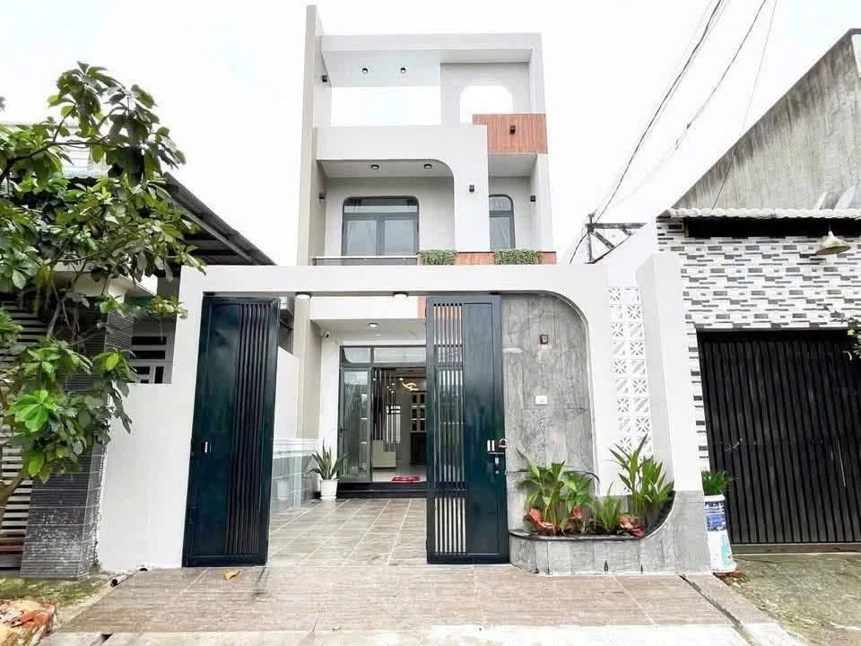 Bán nhà 2 lầu 3PN 100m2 gần trạm Bửu Long 2,05 tỷ - Ảnh 1