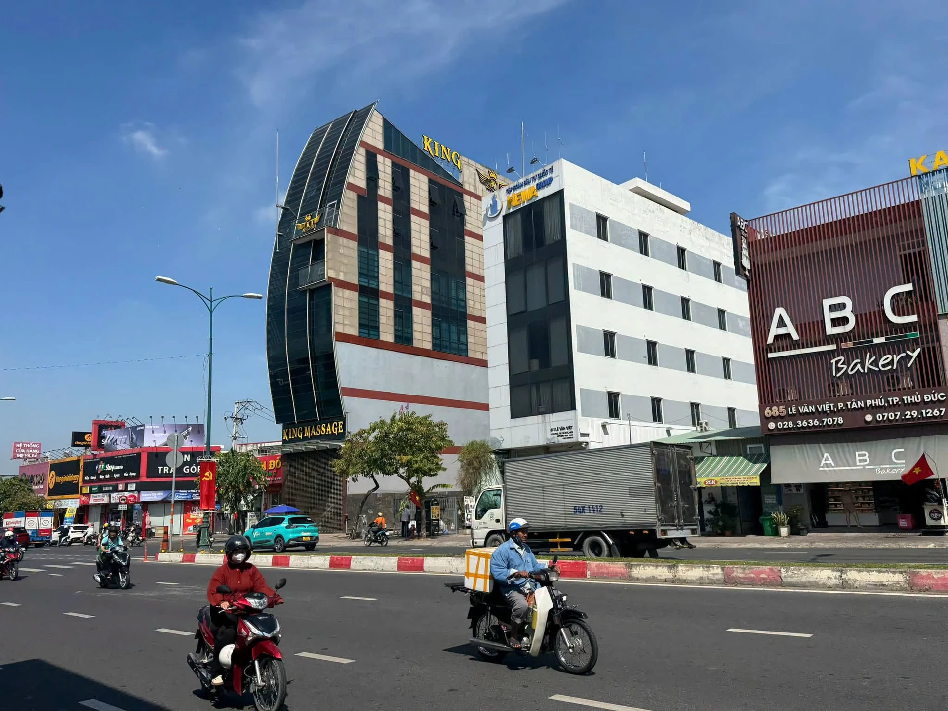 Bán tòà nhà 1 hầm 5 lầu sân thượng thang máy đường Lê Văn Việt, Quận 9 cũ giá 60 tỷ - Ảnh 1