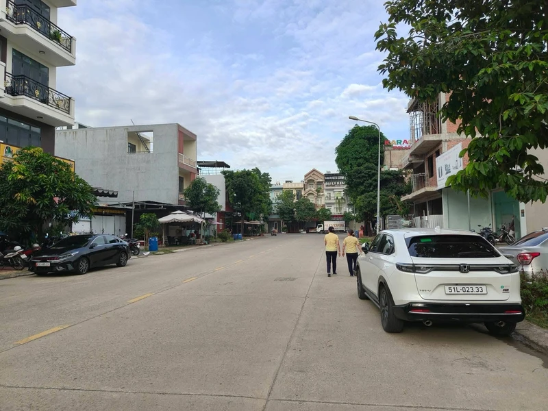 Bán gấp lô đất thổ cư 100m2 đường D1 khu The Mail Vincom Dĩ An, giá 5,9 tỷ