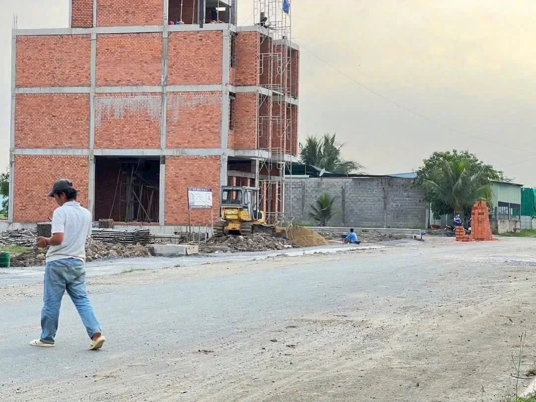 Bán gấp đất thổ cư 5x18m sau chợ Đức Hòa giá 670 triệu, sổ hồng riêng - Ảnh 1
