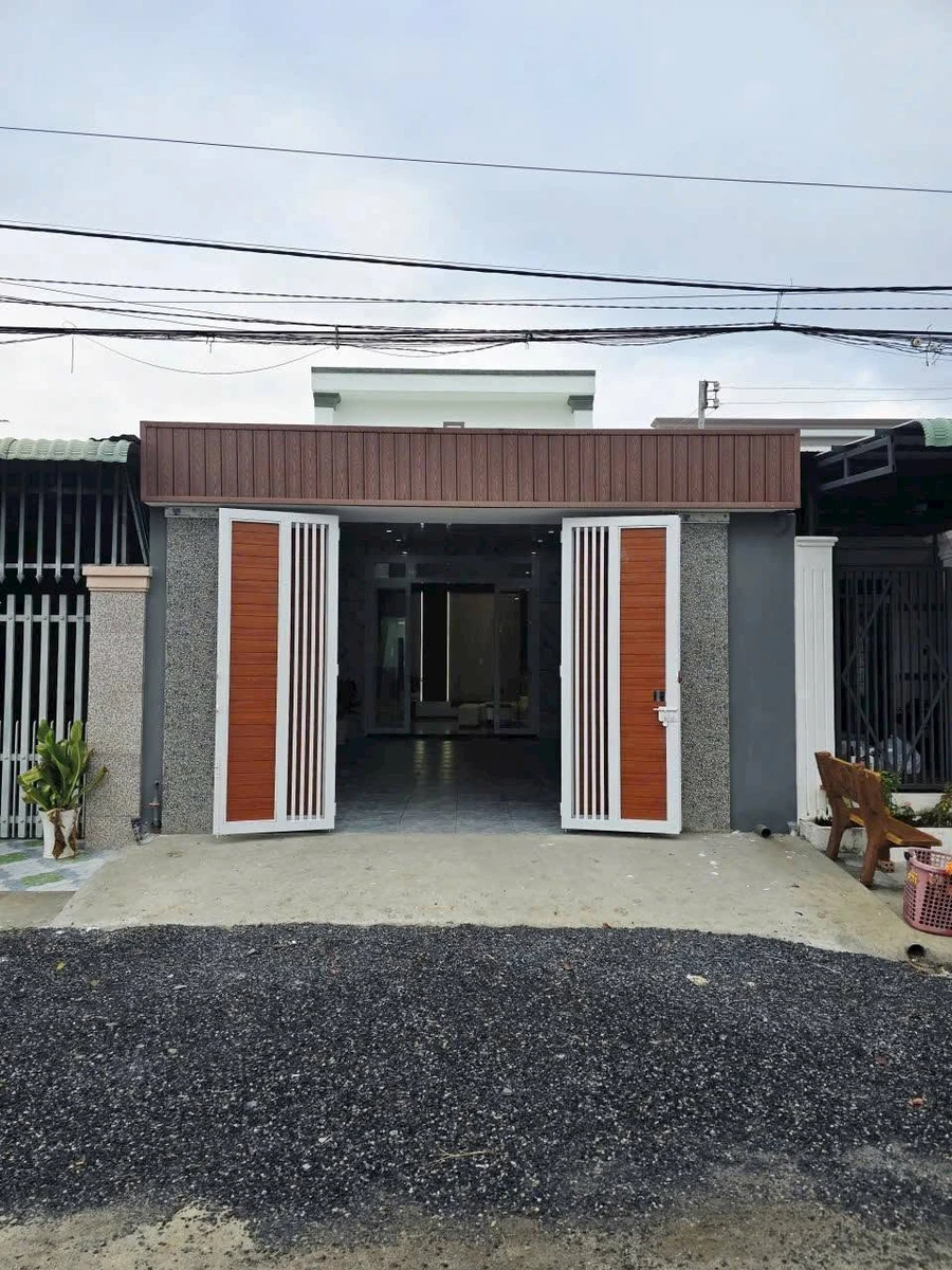 Bán nhà lầu 4 phòng ngủ 5x29m full thổ cư tại phường Long Hoa, Tây Ninh giá 1,9 tỷ - Ảnh 1