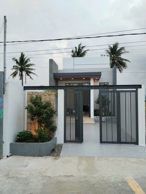 Bán nhà mới 5x20m, 2PN 2WC, sân ô tô, có nội thất tại Diên Điền, Khánh Hòa