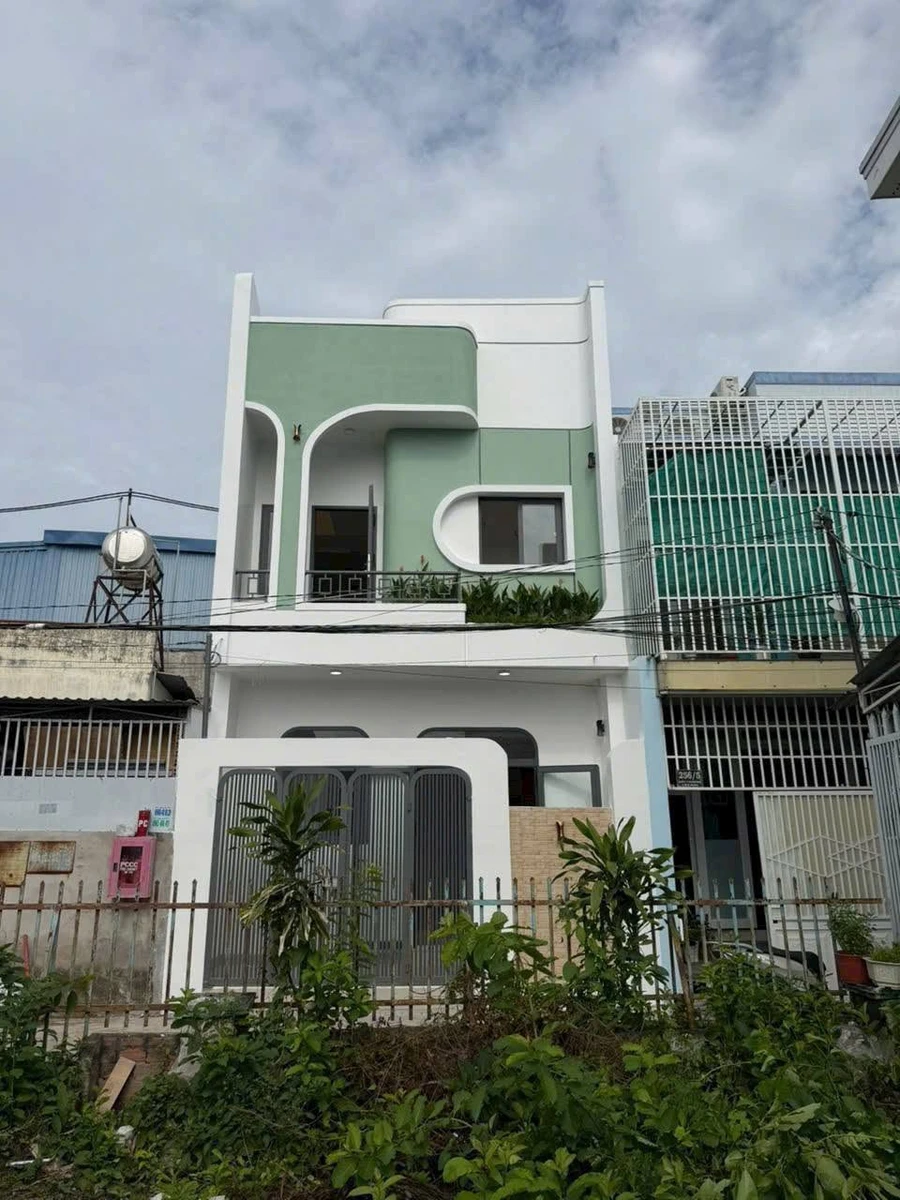 Nhà bán 1 trệt 1 lầu 96m² nội thất đầy đủ Phan Thiết 2,45 tỷ - Ảnh 1
