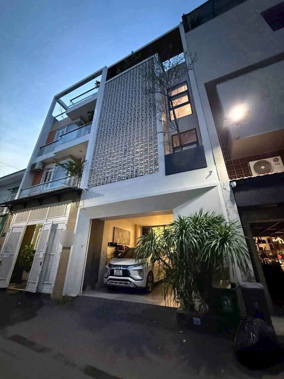 Bán nhà hẻm xe tải 1 trệt 2 lầu 4PN, DTS 200m2, 7,9 tỷ, Linh Đông, Thủ Đức - Ảnh 1