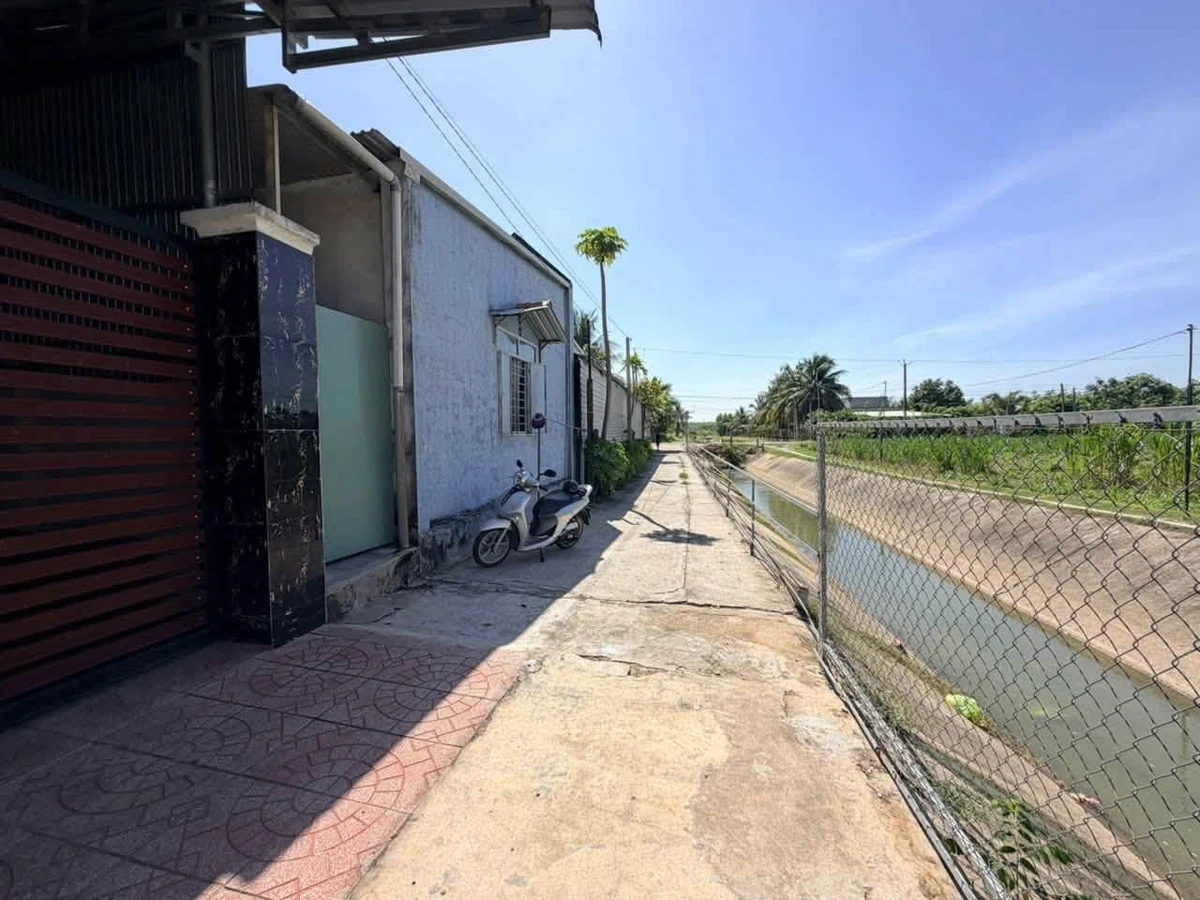 Bán nhà riêng 192m² mặt tiền view kênh 800 triệu Tây Ninh - Ảnh thu nhỏ 2