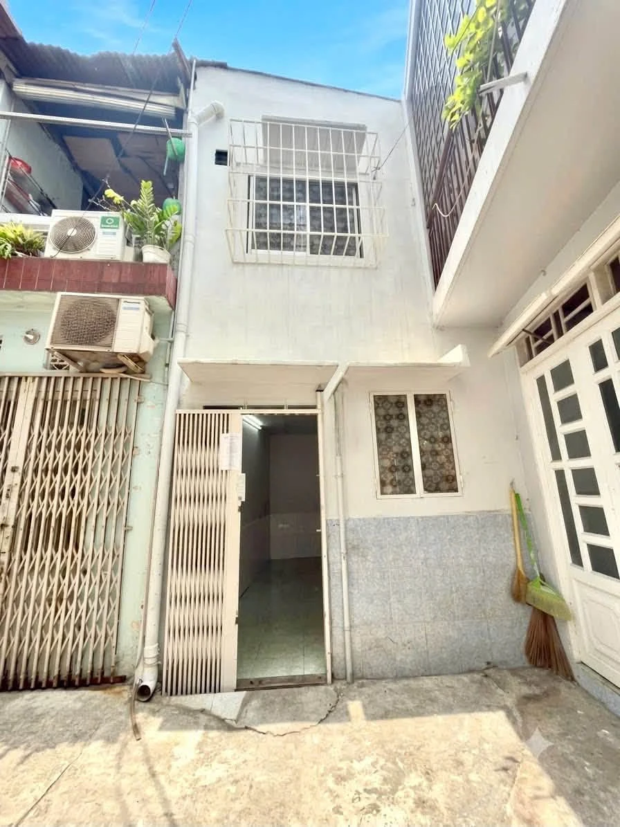 Bán nhà 3 tầng 2PN sát mặt tiền Huỳnh Văn Bánh, Phú Nhuận, giá hơn 2 tỷ - Ảnh 1