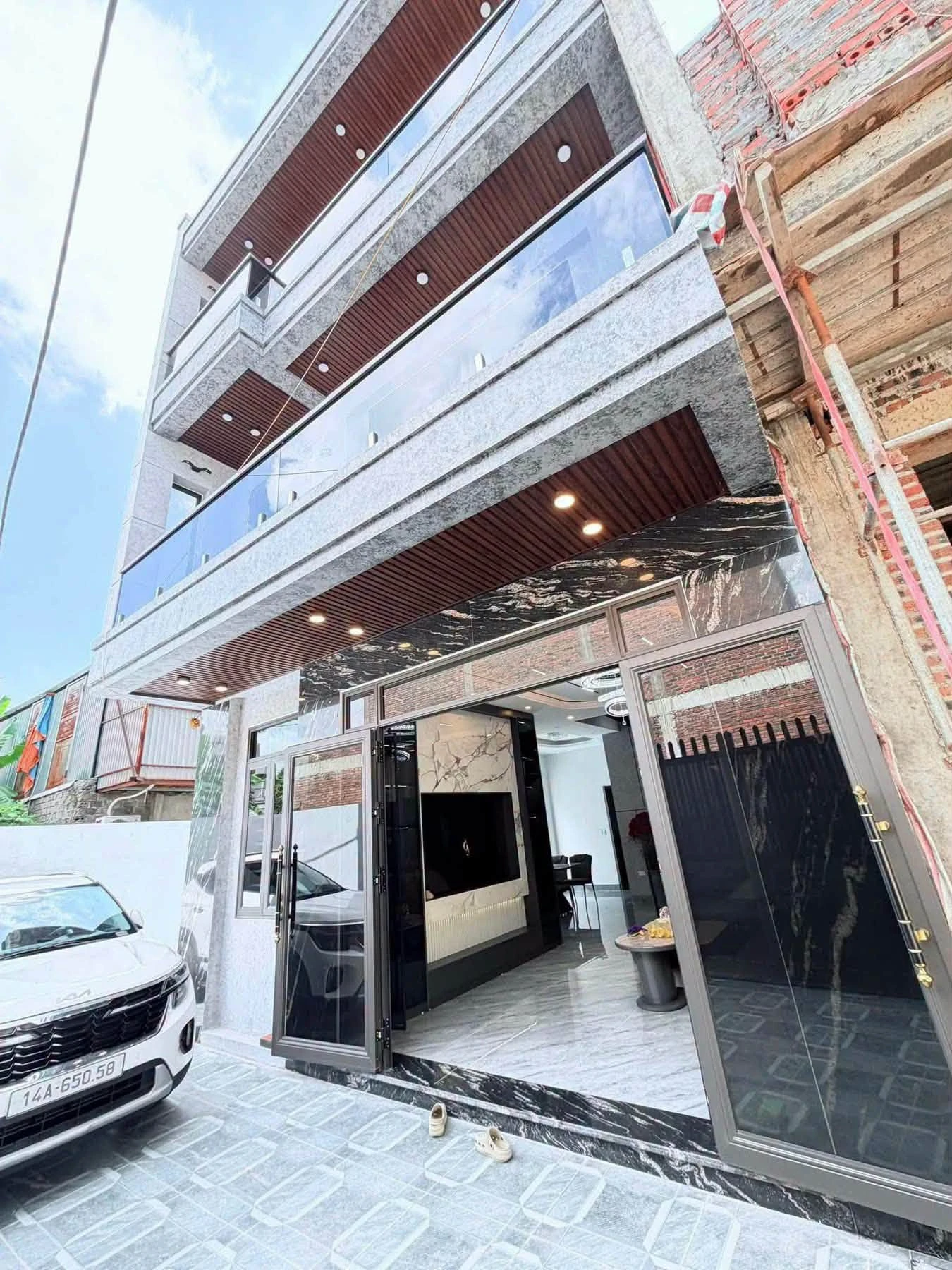 Bán nhà 3 tầng 66,5m2 full nội thất, 4 phòng ngủ, ô tô vào sân tại Hạ Long, Quảng Ninh - Ảnh 1