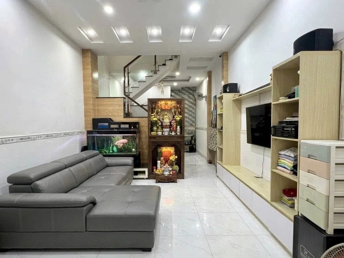 Bán nhà 2 tầng BTCT 45m2, 2PN 2WC, hẻm xe hơi gần Ngã tư Bốn Xã, giá 4,359 tỷ - Ảnh 1