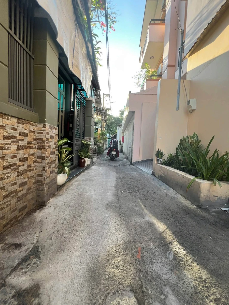 Bán nhà 3 tầng BTCT 58m2 đường Trường Chinh gần BigC giá 5,7 tỷ - Ảnh 1