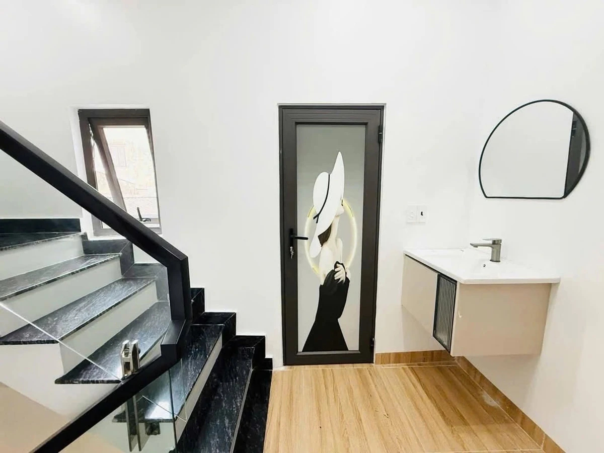 Bán nhà 2 tầng 25m2 2PN 2WC nội thất cơ bản Tô Hiệu Quận 1 - Ảnh thu nhỏ 2
