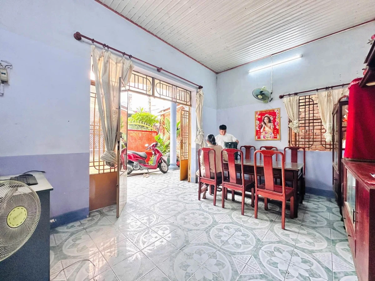 Bán gấp nhà 8x14 thổ cư 70m2 đường rộng tại Phú Thọ, Bình Dương giá 2,25 tỷ - Ảnh 1