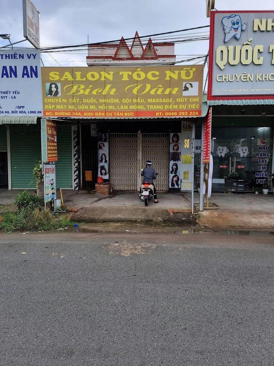 Bán nhà lầu mặt tiền đường 24A KDC Tân Đức 125m2, có 4 phòng trọ thu nhập 10 triệu/tháng - Ảnh 1