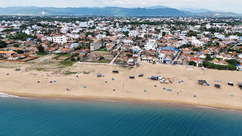 Cần bán lô góc ngã tư Đề Cua 200m2. Gần biển 150m. Gần sân bay 7km