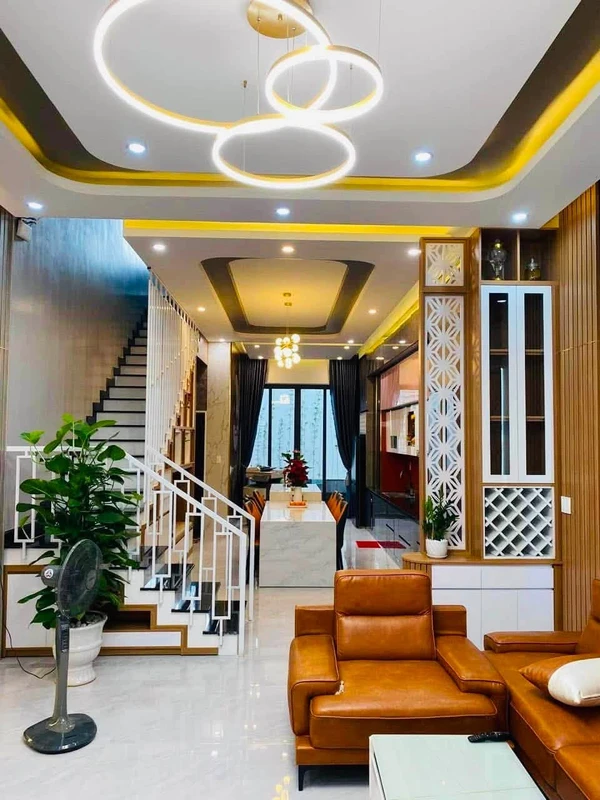 Nhà 3 tầng mặt tiền Trần Cao Vân, 110m², Quảng Ngãi