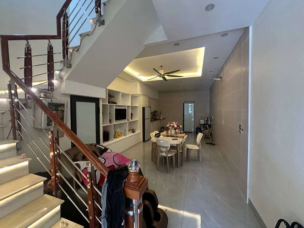 Bán nhà 3 tầng 67m² với nội thất đầy đủ giá 2,8 tỷ - Ảnh thu nhỏ 2