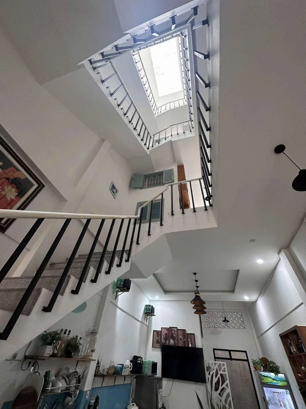 Cho thuê nhà mặt tiền 3 tầng 60m2, 7PN, khu Ghềnh Ráng, Quy Nhơn