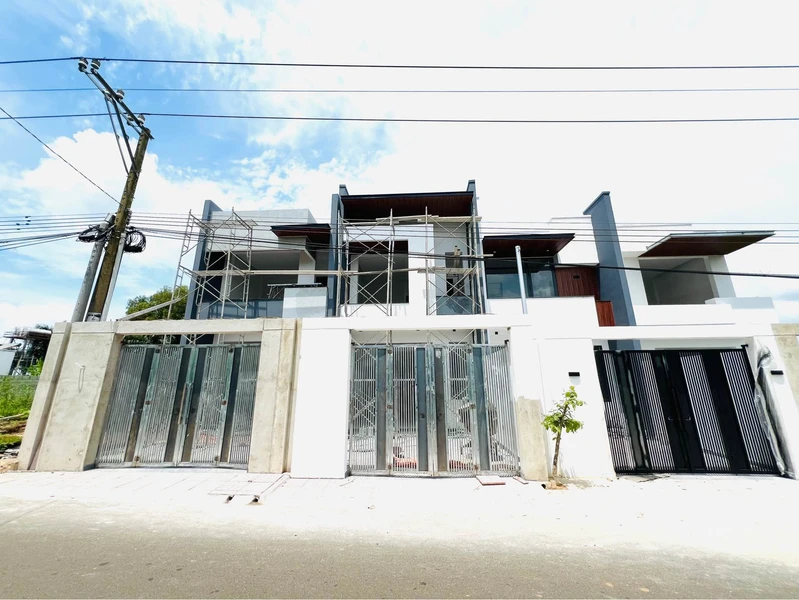Bán nhà phố mặt tiền nhựa 5x20m, 3 phòng ngủ, tặng nội thất, Long Khánh, Đồng Nai