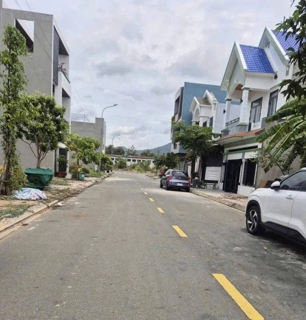 Bán đất mặt tiền đường D3 khu Hưng Việt, Long Tâm, Bà Rịa 96m2 giá 2,72 tỷ