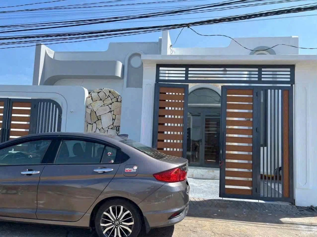 Bán nhà mới 102m2 full nội thất tại Phan Thiết - Ảnh 1