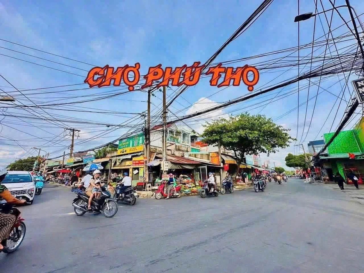 Bán lô đất thổ cư kẹp 125 m² Hóc Môn, gần chợ Phú Thọ - Ảnh 1