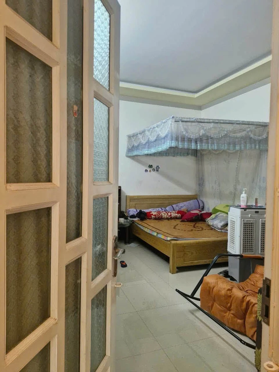 Bán nhà hẻm Phạm Văn Đồng cách mặt đường 50m, 3PN, sân ô tô, giá 4,95 tỷ - Ảnh thu nhỏ 4
