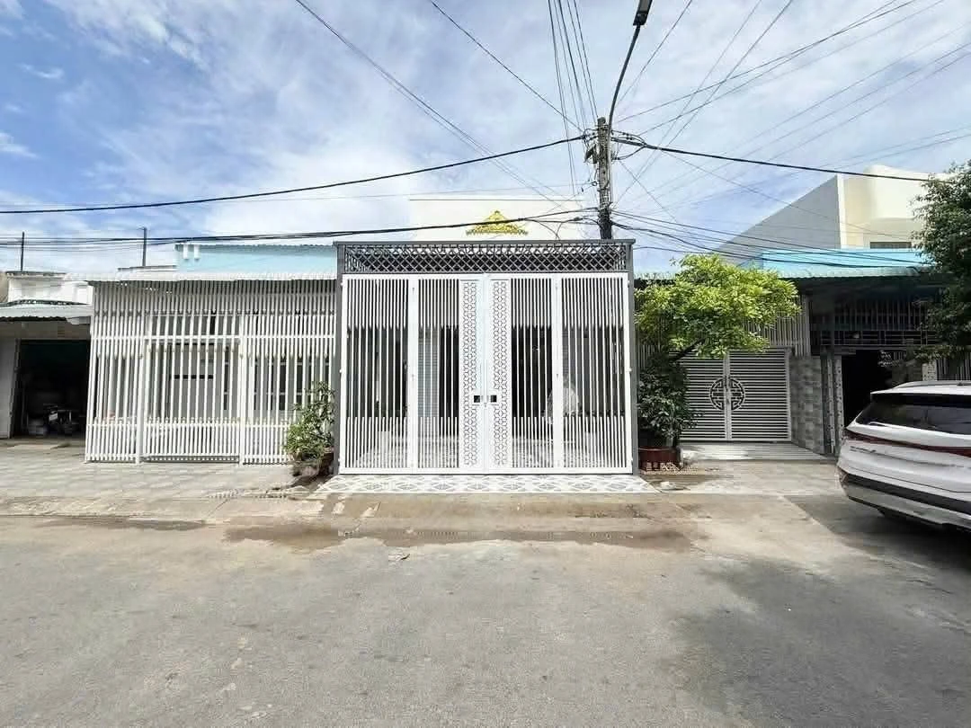 Bán nhà mặt tiền Phan Văn Trường, Rạch Giá 100m² 1 tỷ 990 - Ảnh 1
