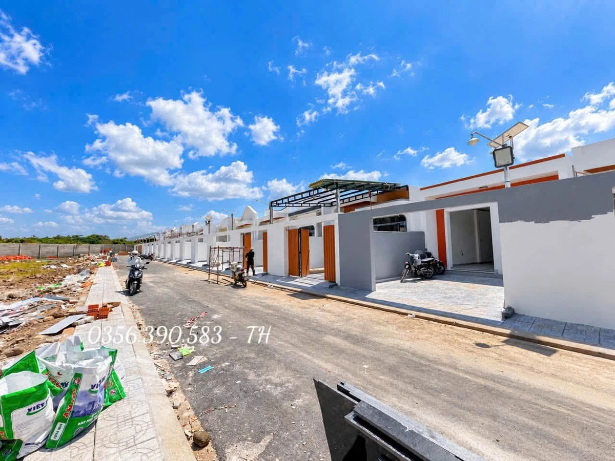 Bán nhà mặt tiền 2PN Long Khánh, 100m², 1 tỷ 250 triệu - Ảnh 1