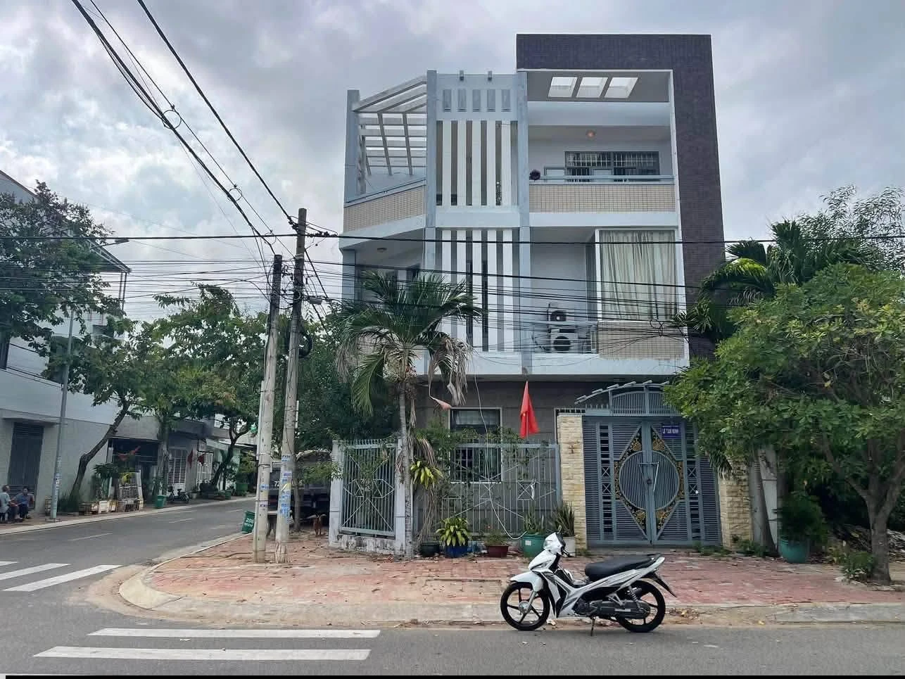 Bán nhà 1 trệt 2 lầu 6PN góc 2 mặt tiền, 163m², hoàn công, Bà Rịa - Ảnh 1