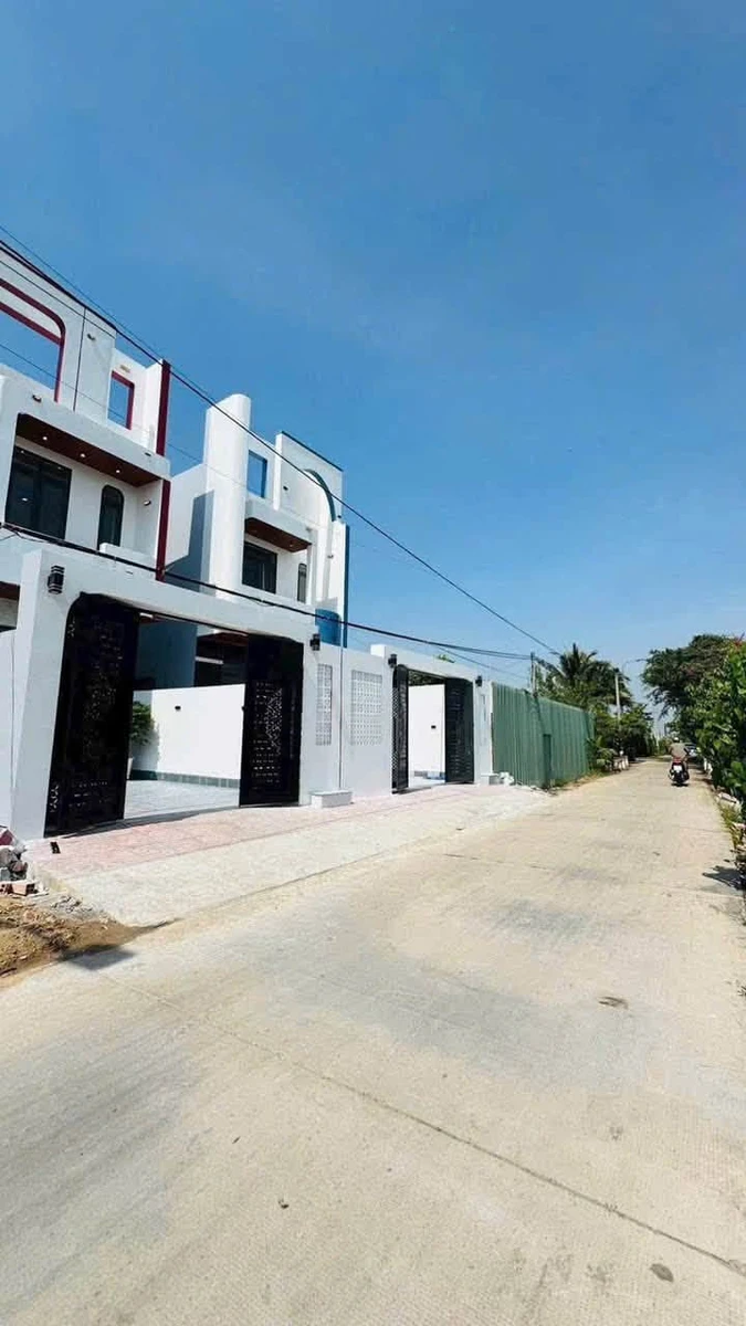Bán nhà hiện đại 115m² gần chợ Bình Chánh, 3 PN 3 WC - Ảnh 1