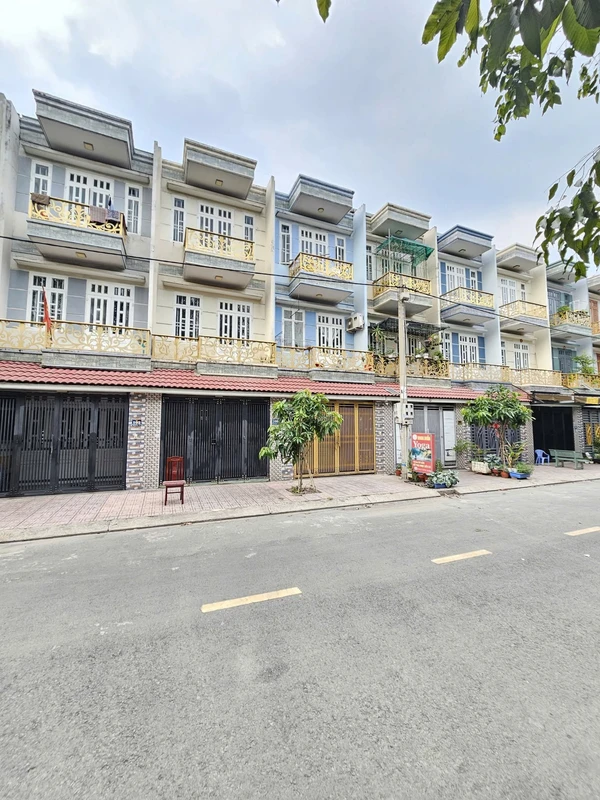 Bán nhà 1 trệt 2 lầu 60,7m2 4 tỷ Dĩ An