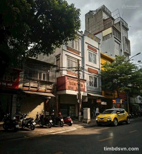 Mặt đường Cát Dài (Hai Bà Trưng, Hải Phòng) ngay cổng trường Nguyễn Văn tố. Vị trí đẹp, kinh doanh