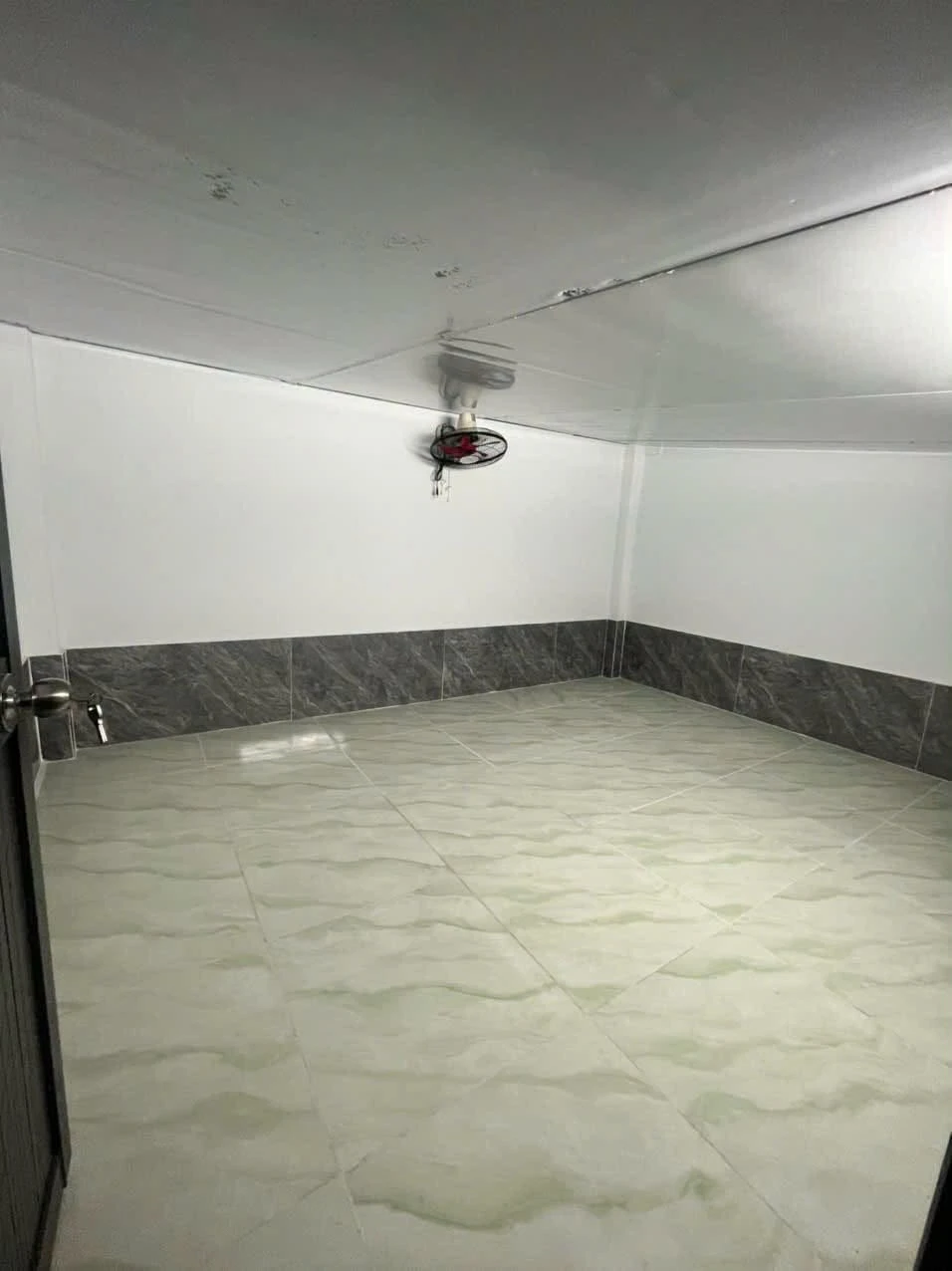 Bán nhà mới 4x12 gác lửng 2PN hẻm xe hơi giá 900 triệu tại Thạnh Xuân, Quận 12 - Ảnh 1