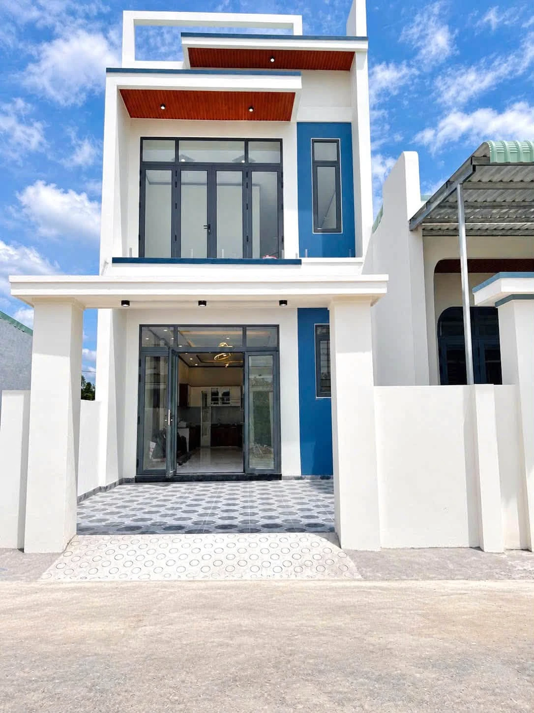 Bán nhà lầu mới 5x18 sổ riêng thổ cư giá 550 triệu, đường nhựa 7m Hương Lộ 15 - Ảnh 1